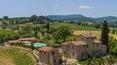 Toscana Immobiliare - Sulla sommità di una splendida collina di Montepulciano, questo incantevole agriturismo sorge dalla ristrutturazione di una residenza colonica del 1600.
