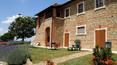Toscana Immobiliare - Propiedad restaurada con maravillosas vistas sobre la Val d'Orcia, rodeada de 8000 m2 de terreno, en venta a pocos km de Pienza, Toscana.