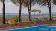 Toscana Immobiliare - La piscina è situata nel punto più panoramico della proprietà