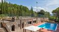Toscana Immobiliare - L'edificio accanto alla piscina ospita sala giochi, bagno, spogliatoio e forno a legna