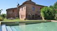 Toscana Immobiliare - Prestigioso casale di fine '700 con giardino, piscina e vigneto in vendita in Toscana