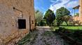 Toscana Immobiliare - La proprietà è completata da un delizioso giardino di 2000 mq con accesso indipendente
