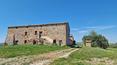 Toscana Immobiliare - Finca para restaurar con 160 hectáreas de bosque y tierra cultivable en venta en Val d'Orcia