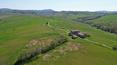 Toscana Immobiliare - Propriété à rénover avec 160 ha de bois et de terres arables à vendre dans le Val d'Orcia