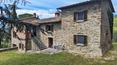 Toscana Immobiliare - Il casale in pietra è posto in posizione collinare con vista sul Lago Trasimeno