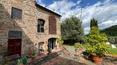 Toscana Immobiliare - La partie de la ferme est entourée d'un jardin panoramique et d'un terrain cultivé d'oliviers