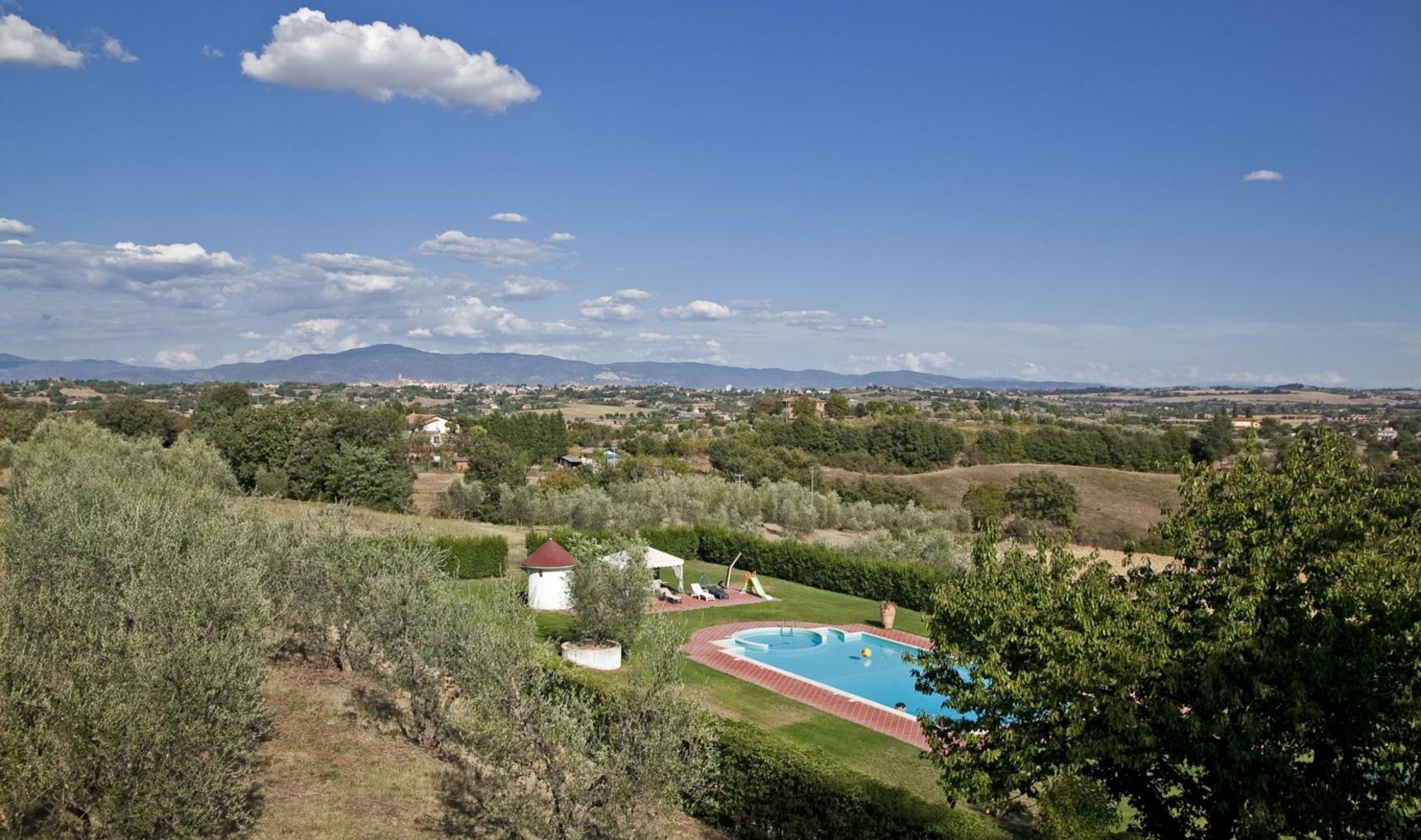 Toscana Immobiliare - Luxury villa for sale in Tuscany between Arezzo and Siena.