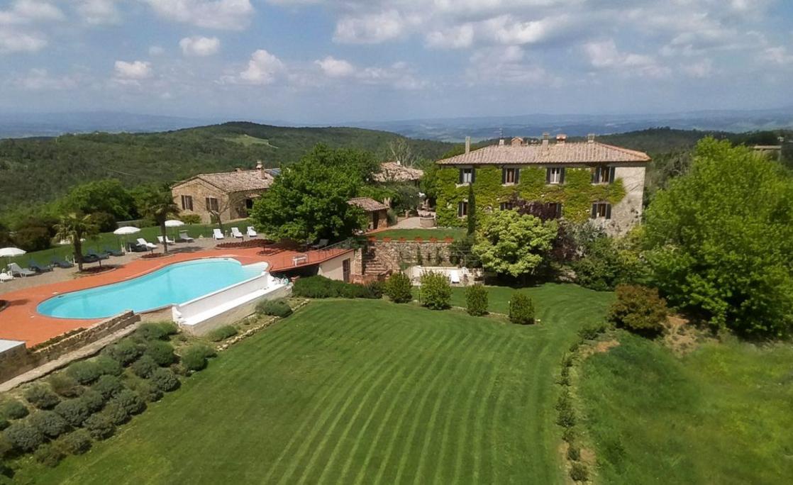 Toscana Immobiliare - Questa splendida tenuta in vendita si trova su di un colle a 420 m sul livello del mare e a soli 20 km da Siena, con una vista a 360° sulla valle circostante.