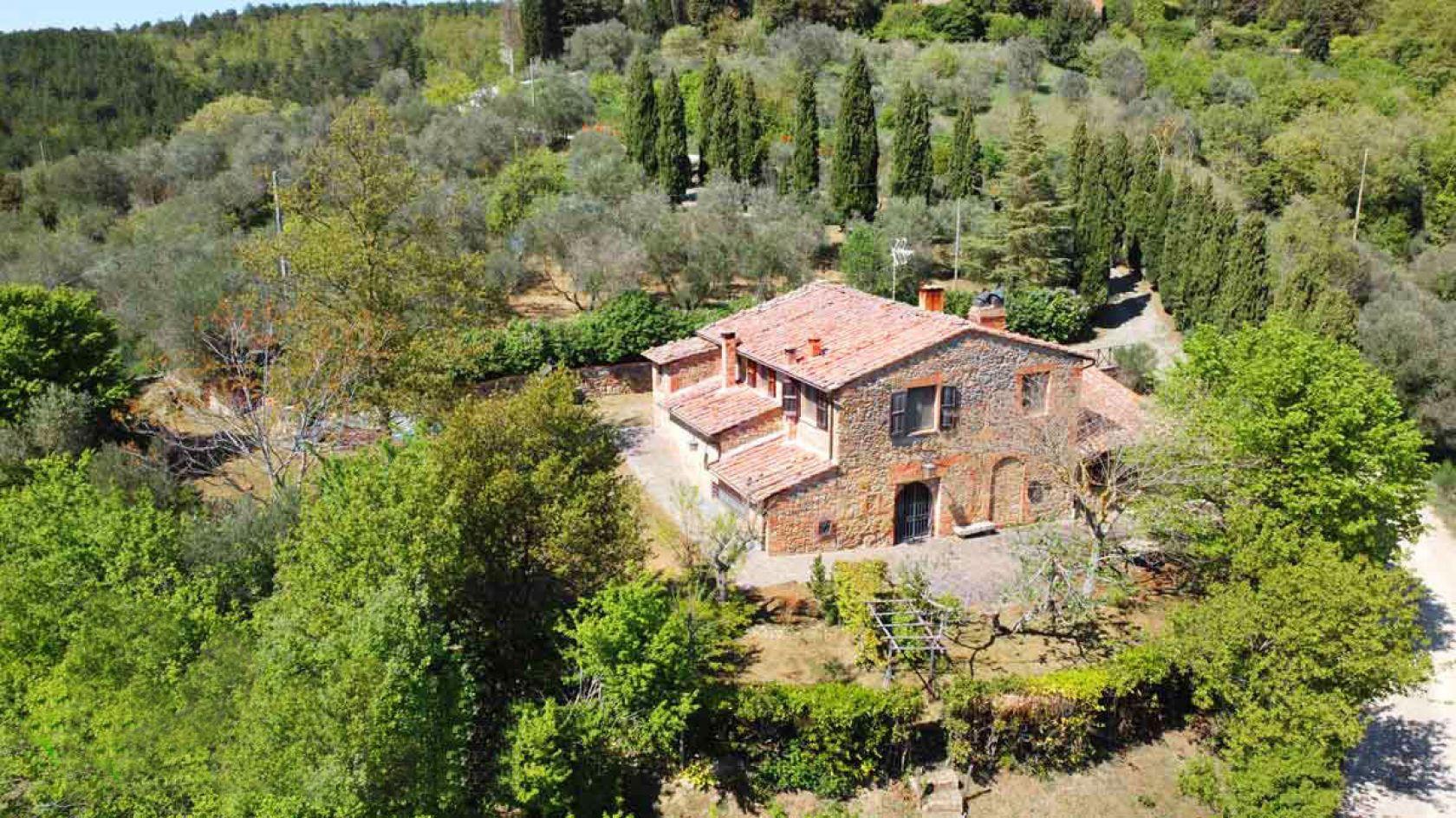Toscana Immobiliare - Panoramico casale ristrutturato in vendita a Montepulciano, circondato da un ampio parco e oliveto