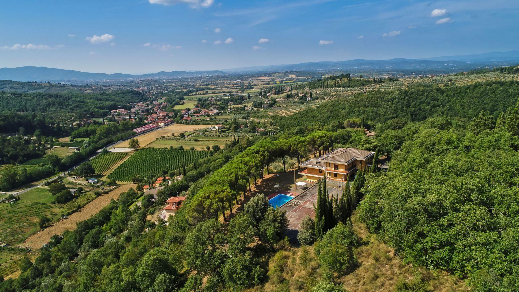 Toscana Immobiliare - Villa moderna con piscina panoramica in vendita in Toscana