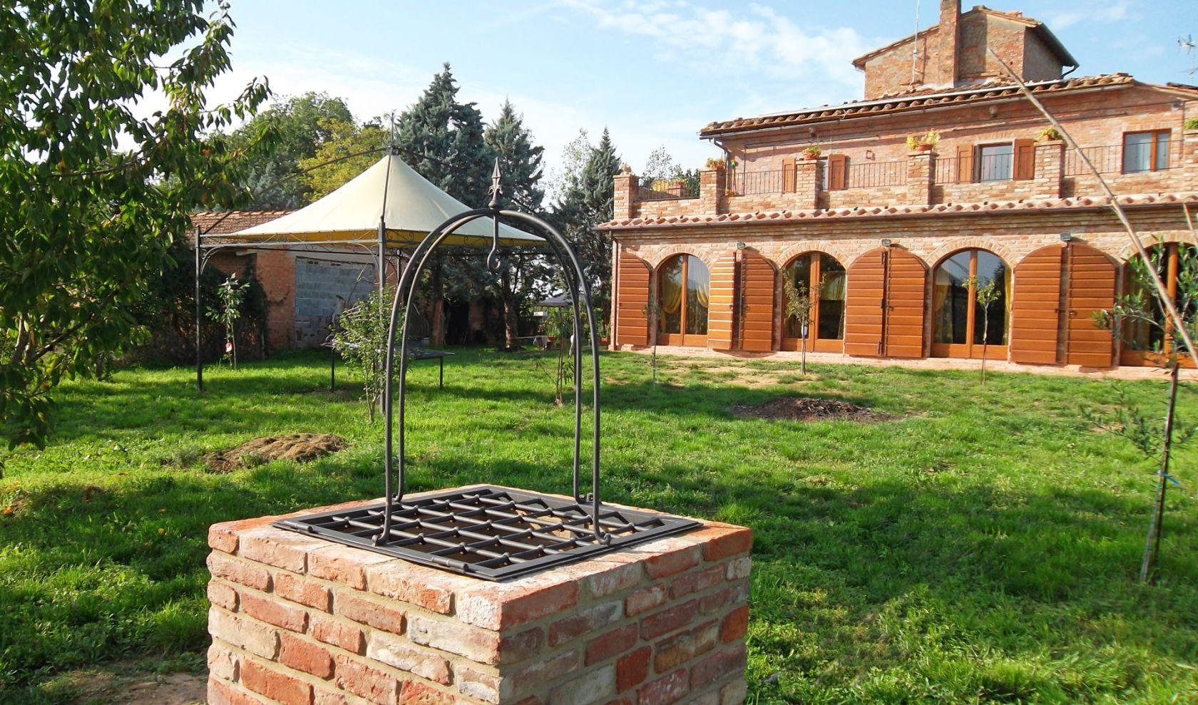 Toscana Immobiliare - Casale ristrutturato con piscina e vigneto a Montepulciano