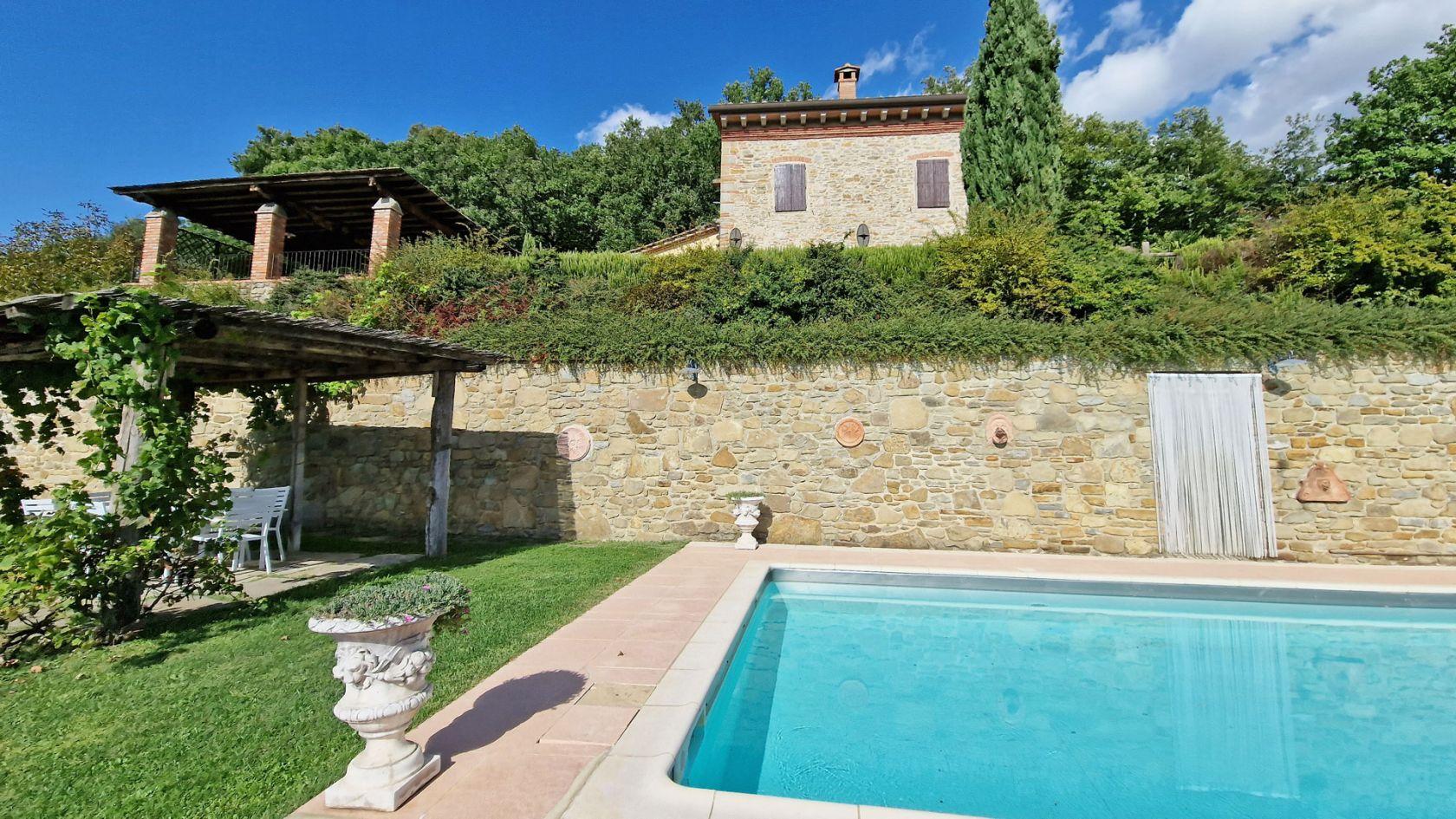Toscana Immobiliare - Proprietà composta da un casale con parco, piscina e vista panoramica, un fabbricato per eventi e 4 ha di terreno