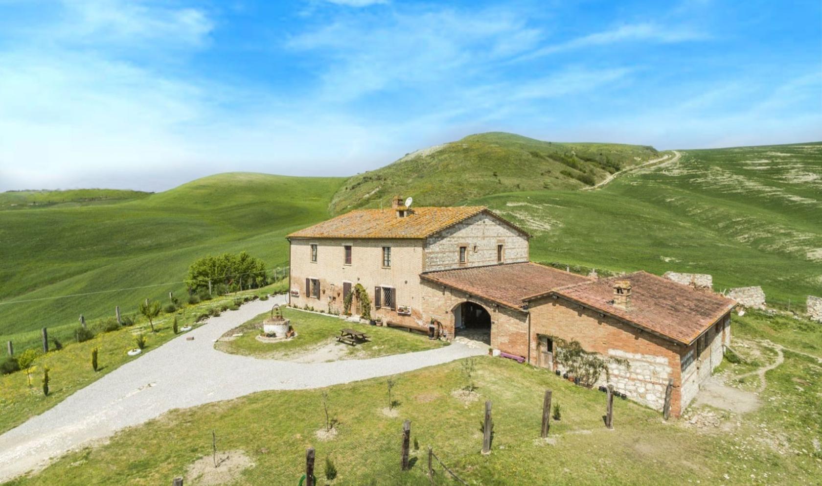 Toscana Immobiliare - Podere in vendita ad Asciano sulle colline Senesi