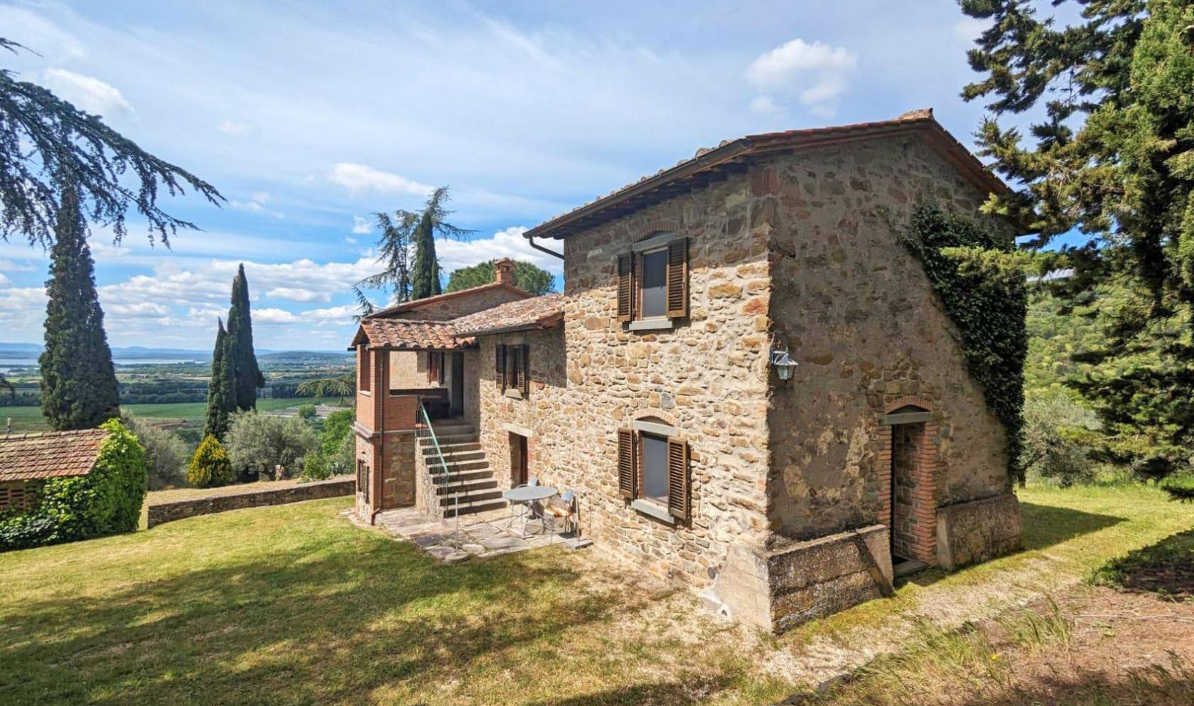 Toscana Immobiliare - Casale panoramico con parco e oliveto in Umbria