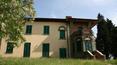 Toscana Immobiliare - facciata della villa toscana stile art noveau con cipressi