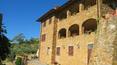 Toscana Immobiliare - fronte del casolare in pietra con vista della vald\'orcia; tipiche loggie toscane da cui si può godere di vista meravigliosa