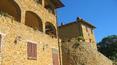 Toscana Immobiliare - casolare in pietra in posizione panoramica circondato da olivete e giardino