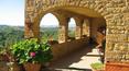 Toscana Immobiliare - particolare del casale in pietra: loggiato panoramico in pietra con vista sulla val d\'orcia e sulle colline circostanti con ettari ed ettari di piante di olivo