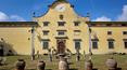 Toscana Immobiliare - vista della villa principale di proprietà unica di prestigio vicino firenze: villa del 500 con casa colonica 10 ha di terreno con uliveti, vigneti, bosco e giardini; lusso, prestigio proprietà unica posizione di campagna collinare; presente anche piccola
