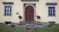 Toscana Immobiliare - particolare: porta toscana; proprietà unica di prestigio vicino firenze: villa del 500 con casa colonica 10 ha di terreno con uliveti, vigneti, bosco e giardini; lusso, prestigio proprietà unica posizione di campagna collinare; presente anche piccola chie
