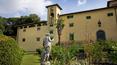 Toscana Immobiliare - facciata con loggiato e giardino; proprietà unica di prestigio vicino firenze: villa del 500 con casa colonica 10 ha di terreno con uliveti, vigneti, bosco e giardini; lusso, prestigio proprietà unica posizione di campagna collinare; luxury, villas