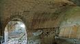 Toscana Immobiliare - soffitti in mattoni con volte a botte del casolare in vendita a Monteroni d\'arbia; Vaulted brick ceiling of the farmhouse for sale near Siena