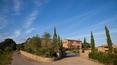 Toscana Immobiliare - immobile di prestigio; proprietà in vendita a Bucine con casali ristrutturati, piscine, campi da tennis e calcio e con azienda agricola avviata; Tuscany, property for sale with restored farmhouses, swimming pool, football pitch and farm estate