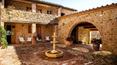 Toscana Immobiliare - ingresso alla proprietà; Casolare in pietra con piscina, Jacuzzi, dependance, oliveto, terreni di proprietà in posizione tranquilla e panoramica a trequanda, Siena, Toscana