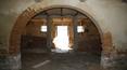 Toscana Immobiliare - gli interni del casolare conservano ancora oggi le caratteristiche dell\'architettura toscana; the farmhouse\'s inners preserve still today the main original architectural features