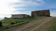 Toscana Immobiliare - proprietà in vendita ad asciano, siena, toscana; accesso al podere; Property for sale in Asciano, siena, tuscany, italy; access road