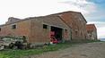 Toscana Immobiliare - casolare con annessi agricoli e capannoni, rimesse, stalle in vendita ad asciano, toscana; farmhouse on sale with stable, farm annexes, siena, crete senesi