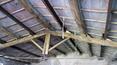 Toscana Immobiliare - soffitto a capanna con travi in legno di uno degli annessi di proprietà del casolare in vendita ad asciano, toscana; beamed ceiling of a rural annex