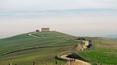 Toscana Immobiliare - podere in vendita in posizione molto panoramica sulle crete senesi; farm estate set on very panoramic position with views of Crete Senesi and Siena