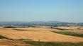 Toscana Immobiliare - il casale ha una magnifica vista sulle crete senesi e su siena, che si scorge all\'orizzonte; the farmhouses have a magnificent view over crete senesi and siena