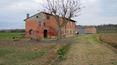 Toscana Immobiliare - il casale è in posizione tranquilla ed isolata; the farmhouse is placed in a quite countryside position