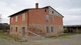 Toscana Immobiliare - il casolare è ristrutturato al grezzo, con soffitti con travi in legno e cotto; the farmhouse is partially restored with beamed ceilings