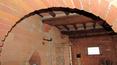 Toscana Immobiliare - all\'interno il casale è ristrutturato al grezzo con cura e rispetto dei canoni tradizionali toscani; the country house is partially restored respecting the tuscan style