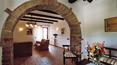 Toscana Immobiliare - living room of the villa for sale in Montepulciani, Siena