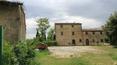 Toscana Immobiliare - courtyard of the property