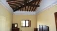 Toscana Immobiliare - bedroom with ceiling with exposed beams of the Old residential complex surrounded by a big park of 9300 sqm