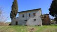 Toscana Immobiliare - The building covers a total area of about 300 square meters Cortona Property, house for sale on the border with Tuscany and Umbria. The property for sale has a barn, two outbuildings and 2 hectares of land.