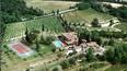 Toscana Immobiliare - Bauernhof mit Weinbergen und Bauernhaus zum Verkauf in der Toskana, A trequanda, Siena