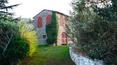 Toscana Immobiliare - Made entirely of stone, the property boasts a total area of about 650 square meters and consists of the main house and a large barn of 150 sqm to be transformed into dependence.