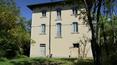 Toscana Immobiliare - typical features of the villa, with three floors above ground, plus a basement and a side turret.
