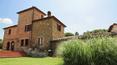 Toscana Immobiliare - The main country house together with its guest house cover a surface of 400 sqm. for a total of six bedrooms and four bathrooms, plus garage and portico