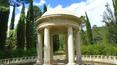 Toscana Immobiliare - Il parco ospita il piccolo tempio di stile neoclassico realizzato per distribuire l'acqua anche alla cascata adiacente alla villa