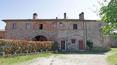 Toscana Immobiliare - Podere in vendita in aperta campagna, composto da 11 ha di terreno completamente pianeggiante e da un casale da restaurare.