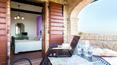 Toscana Immobiliare - camera da letto con terrazzo del casale in vendita a Montepulciano