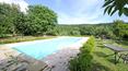 Toscana Immobiliare - La piscina è dotata di solarium per garantire agli ospiti una dolce relax ed ammirare lo spettacolare panorama umbro.