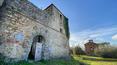Toscana Immobiliare - La proprietà si compone del castello, una casa colonica, una capanna in pietra, una chiesa del XVI secolo e altri edifici esterni ad uso di magazzino, il tutto circondato da 20 ha di terreno.